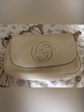 Gucci Soho Flap Cream Pebbled Leather Shoulder Bag with Gold Chain